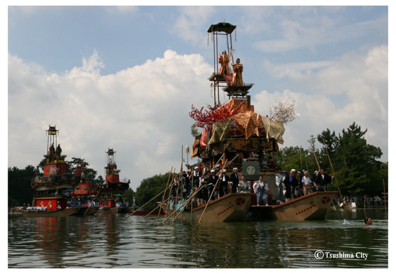 朝祭のまきわら船