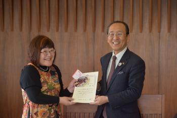 花ごよみ事業　オーナー賞ベストを受賞された　お好み焼きハウス　林屋様と市長