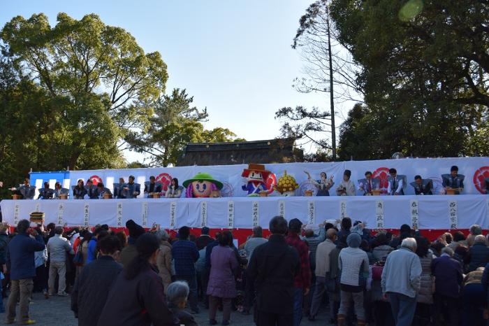 画像　津島神社豆撒式の風景