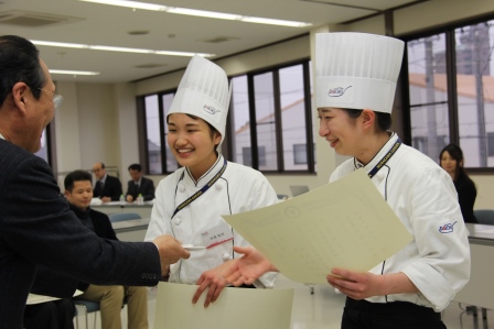 画像　最優秀賞を受賞した片木谷さんと中西さん