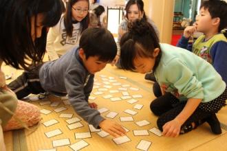 百人一首を楽しむ子どもたち