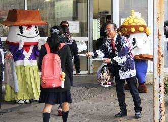 津島駅前での号外配付