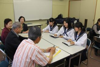 画像　津島北高等学校　商業活性化部の生徒