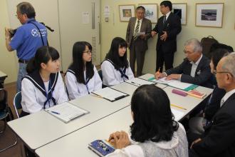 画像　津島北高等学校　商業活性化部の生徒2