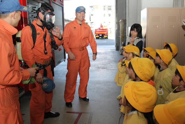 画像　園児の質問に説明する消防士