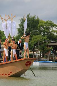 画像　尾張津島天王祭朝祭　鉾持の飛び込む様子