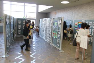 画像　平和を祈念する小中学生の作品展