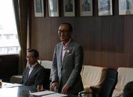 武藤教育長（左）と日比市長（右）