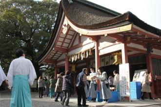 画像　豆やお菓子の配布