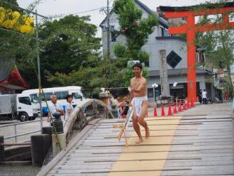 画像　神社へ走る若人