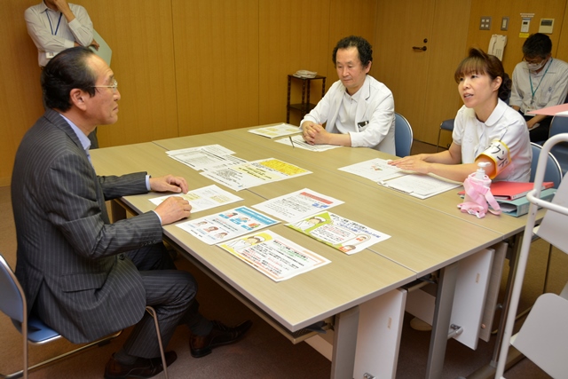 画像　感染対策の取組を伺く市長