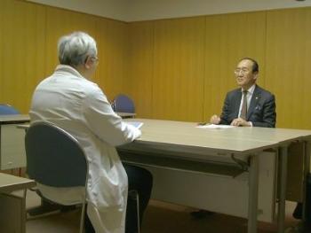 画像　薬剤師の業務や薬剤室の取り組みについて話を聞く様子