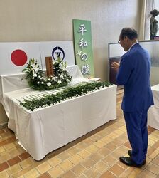 平和を祈念する献花台を設置